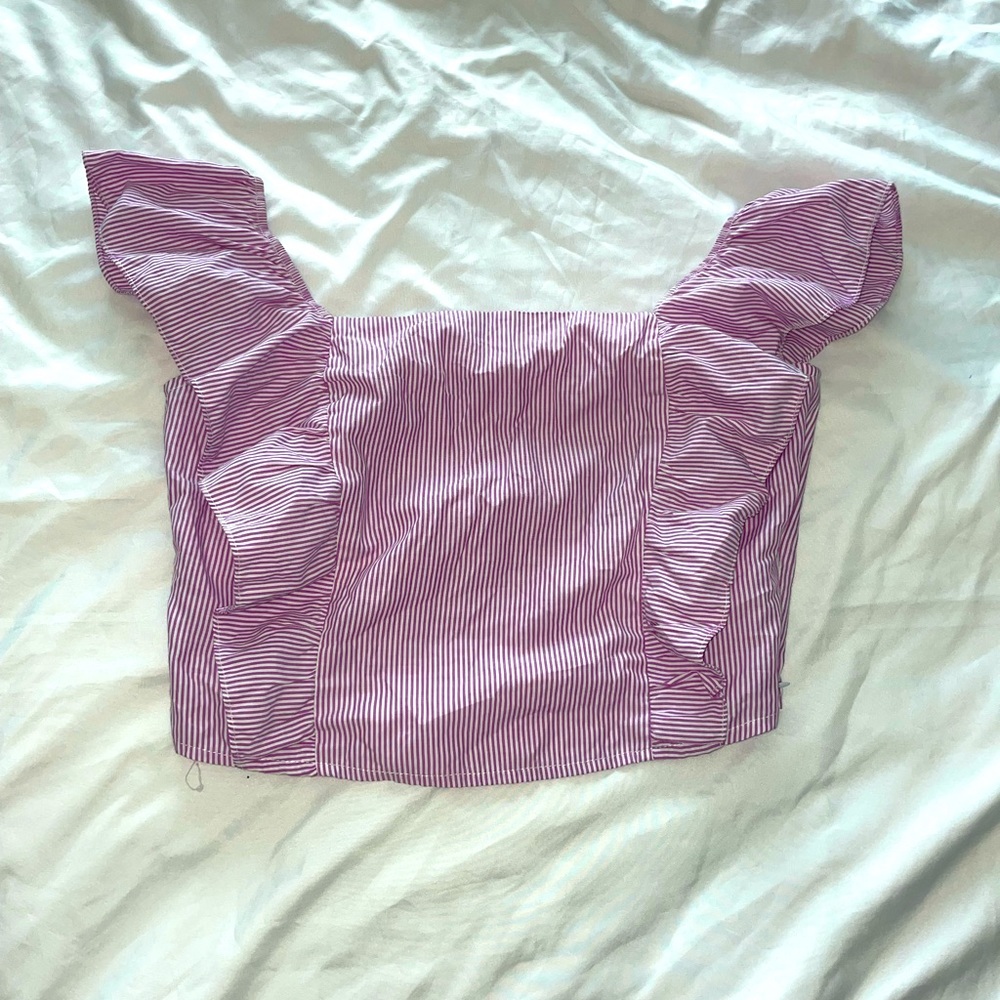 3 tops in this lot…1 vintage Planet Hollywood T and 2 Super cute crop tops
